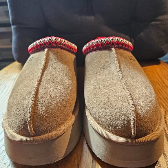 Like New - UGG Tazz Womens Platform  Size 9 - Picture 4 of 10